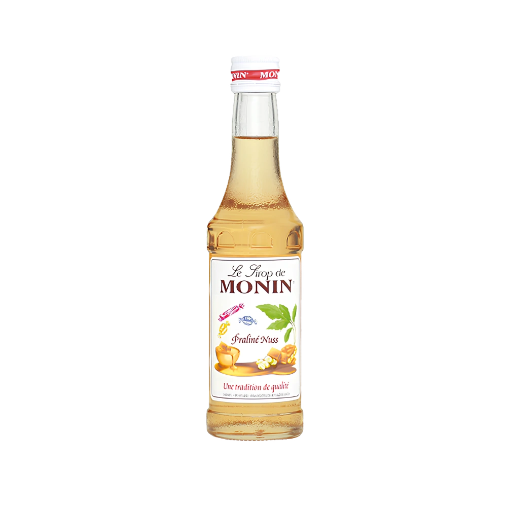 Бутилка Monin сироп пралин (Toffee nut) 250 мл с кехлибарен сироп и червено-бяла капачка на бял фон