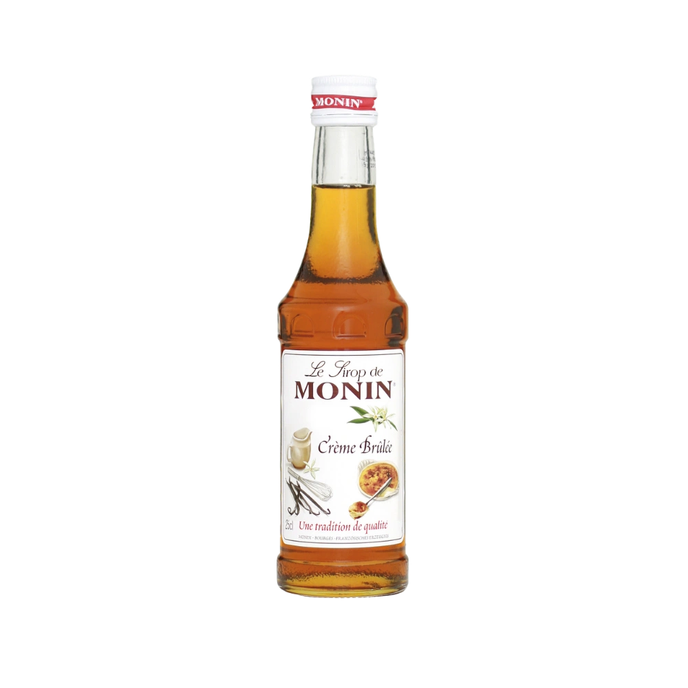 Бутилка Monin сироп крем брюле (Creme Brulee) 250 мл със златист сироп и червено-бяла капачка на бял фон