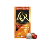 Кутия L’OR Pumpkin Spice с 10 капсули, съвместими с Nespresso, и две червени капсули пред нея на бял фон