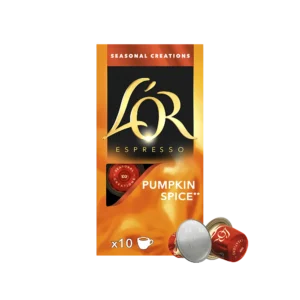 Кутия L’OR Pumpkin Spice с 10 капсули, съвместими с Nespresso, и две червени капсули пред нея на бял фон