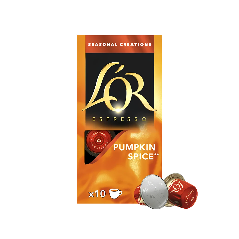 Кутия L’OR Pumpkin Spice с 10 капсули, съвместими с Nespresso, и две червени капсули пред нея на бял фон